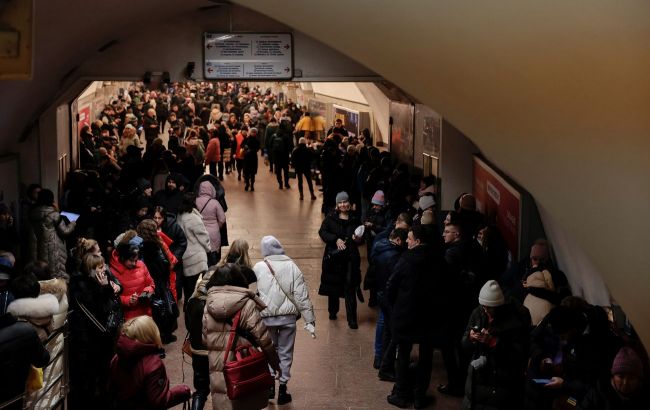 У Києві тривала повітряна тривога спричинила колапс у метро
