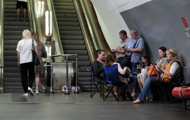 "Люди годинами сидять на підлозі": кияни просять відчиняти вагони метро вночі