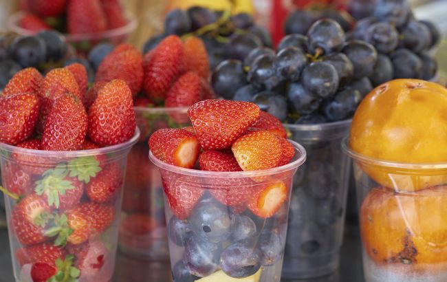 В Украине сезон клубники, а ее цена не падает: в чем причина