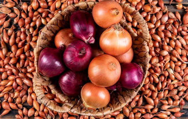 Що робити з цибулею, яка гниє зсередини, та як врятувати решту врожаю