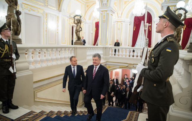 Порошенко поблагодарил Туска за "азовский пакет" санкций