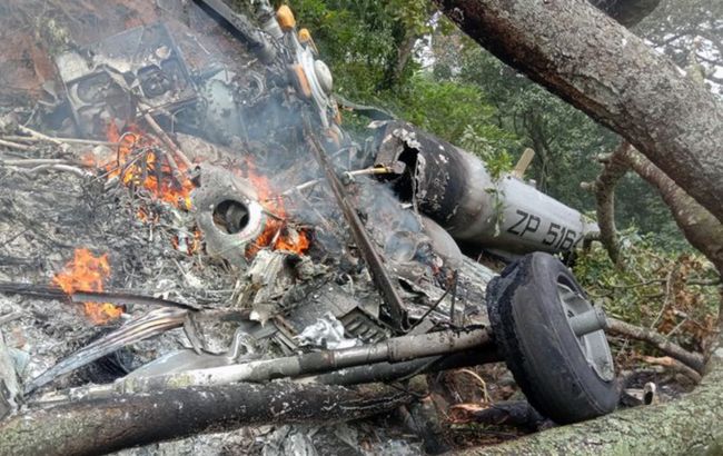 Перевозил начальника штаба обороны страны. В Индии разбился военный вертолет