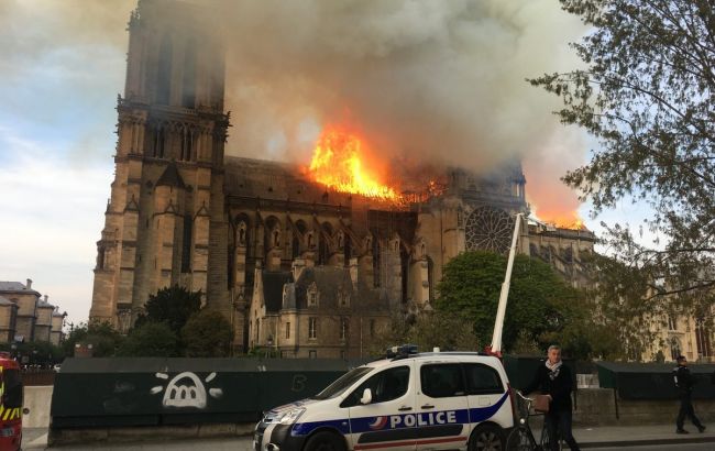 В Париже почти полностью потушили огонь в Нотр-Дам де Пари