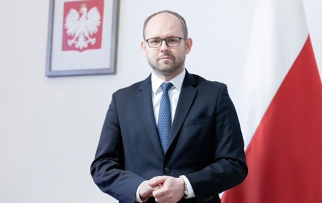 В Москве польское посольство облили красной краской