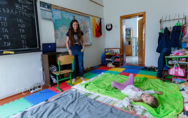 Нема приватності та вбиралень. На що скаржаться переселенці у прихистках в Україні