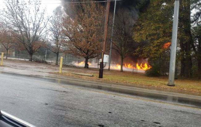 У США літак впав на футбольне поле, є загиблі
