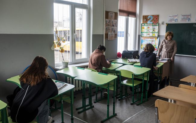 Діти мерзнуть без опалення: у школах Калуша скоротили уроки через холод