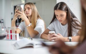 Смартфони на уроках: Лісовий пояснив, чи можуть школи забороняти гаджети