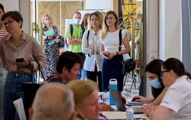 Українці масово повертаються додому з країни ЄС: в чому причини