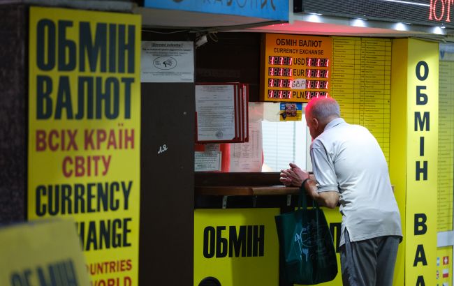 Попит обвалився: банки скоротили ввезення готівкових доларів в Україну майже в 3 рази