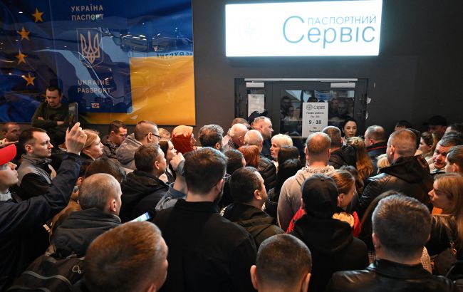 Україна спростила отримання паспортів для чоловіків  18-60 років за кордоном: деталі