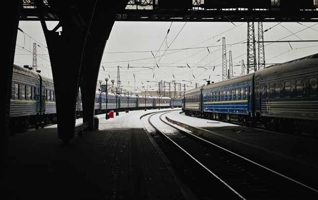 УЗ тимчасово скасовує низку поїздів, але є альтернатива: що треба знати пасажирам