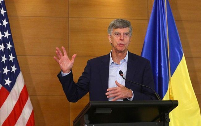 В США опубликовали стенограмму показаний Тейлора по делу об импичменте Трампа