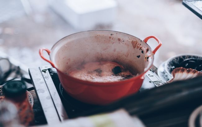 Как быстро и качественно отмыть пригоревшую кастрюлю: эти лайфхаки удивят всех