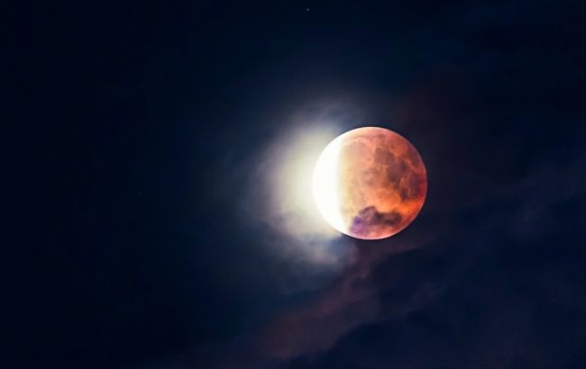 Полунична повня у червні 2023: чому вона особлива і що робити не можна