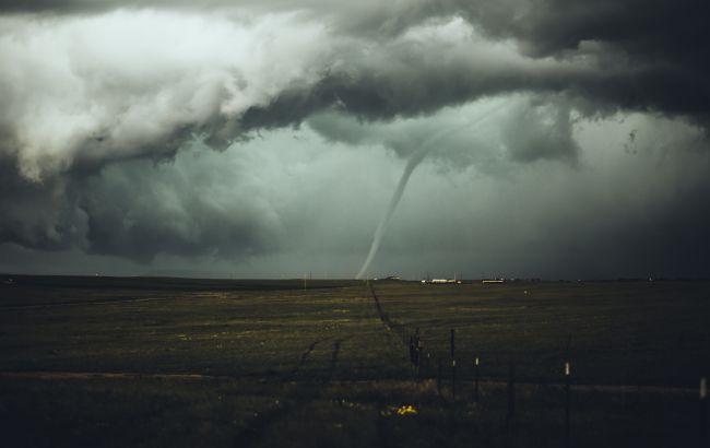Біля траси Київ-Одеса пронісся смерч: рідкісне явище потрапило на відео