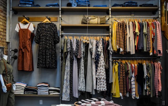 В шкафу катастрофически не хватает места? Эти лайфхаки помогут быстро разобраться с вещами