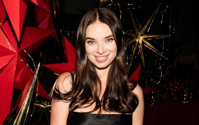 Шкіряний плащ і високі чоботи: дружина Усика зачарувала новим образом