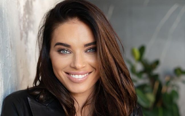 Платье с открытой спиной и разрезом: жена Усика очаровала новыми фото