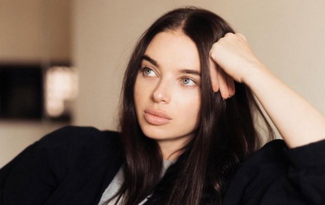 Дружина Усика вразила бездоганним офісним шиком: блуза з бантом і широкі штани