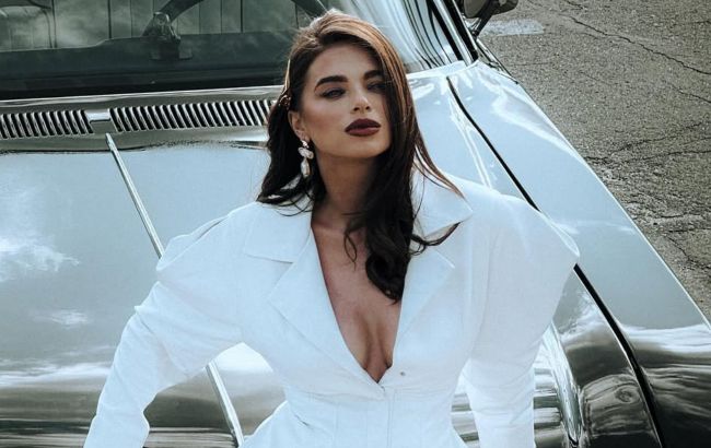 Гламурні 80-ті: дружина Усика здивувала стильним луком у шкіряному комбінезоні