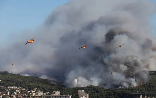 На півдні Франції спалахнула лісова пожежа, тисячі людей евакуювали
