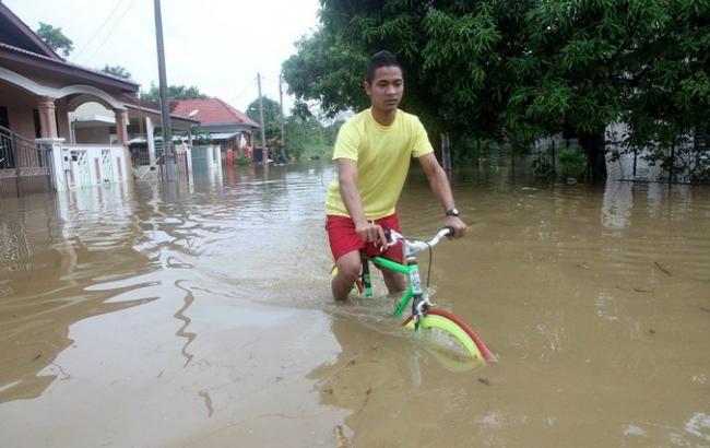 В Малайзии из-за наводнения эвакуировали несколько тысяч человек