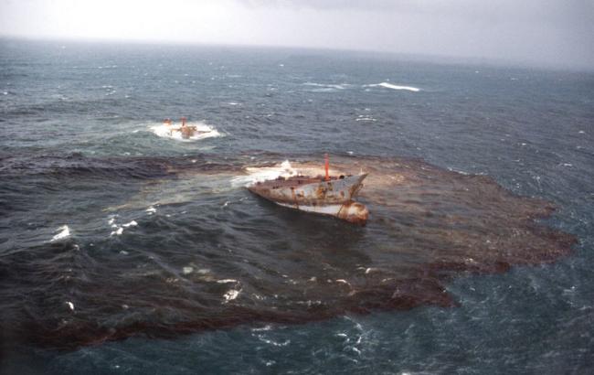 В Средиземном море из-за столкновения двух судов произошел разлив топлива