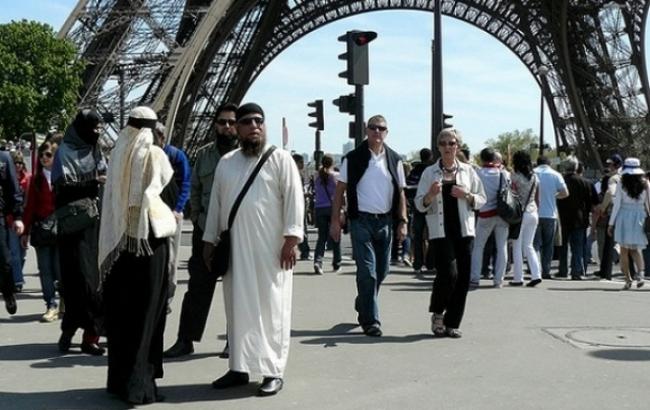 Amnesty International заявила про дискримінацію мусульман і біженців у ЄС