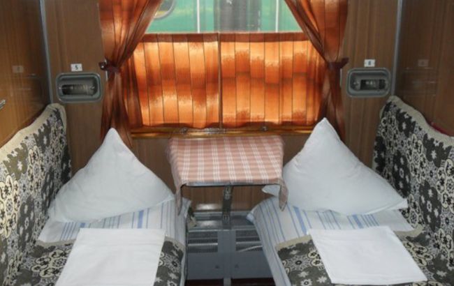 Нашим стражданням прийшов кінець! Укрзалізниця замінить постіль в поїздах на одноразову