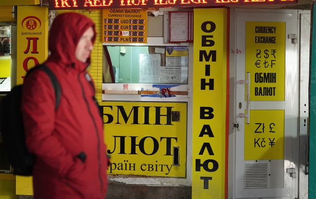 Эксперты рассказали, как избежать панических валютообменных операций и покупать валюту взвешенно