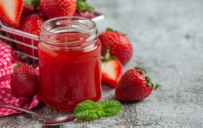 Густий полуничний джем з мінімумом цукру і дрібкою "магії": варити лише 5 хвилин