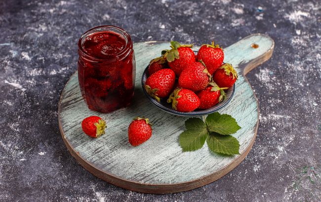 Клубничное варенье без варки да еще и с экономией сахара: очень быстрый рецепт