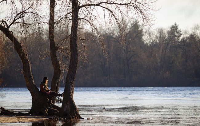Ночью еще морозно, но рекам уже "тесно": какая погода будет в Украине завтра и где прогреет до +14