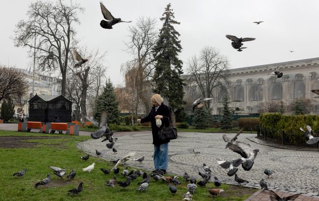Тепло, но не без сюрпризов: что готовит погода украинцам завтра и когда все может измениться