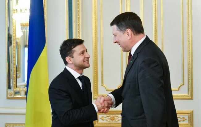 Зеленский поблагодарил президента Латвии за неизменную поддержку Украины