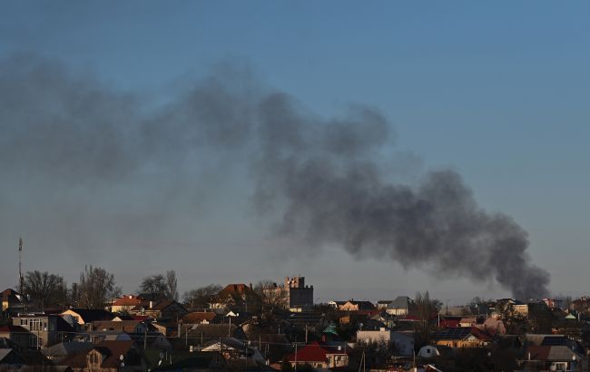 Росіяни обстрілюють Бериславський район запалювальними боєприпасами (відео)