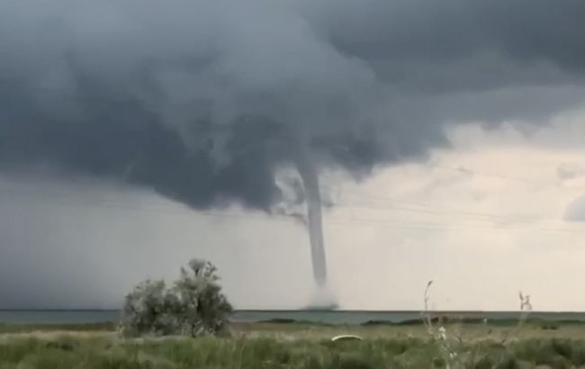 В Азовском море шторм: на курортную Кирилловку налетело торнадо