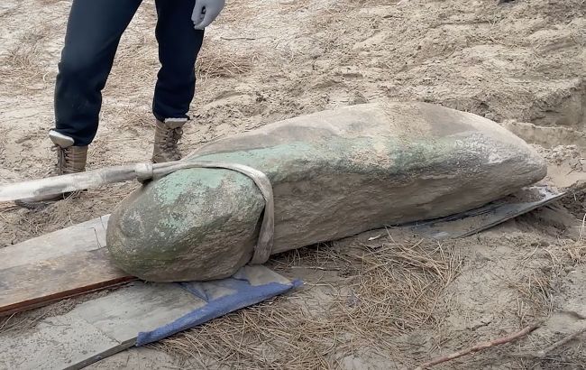 У Дніпрі знайшли кам'яну глибу фалічної форми, якій понад 5000 років: місцеві на ній смажили шашлики