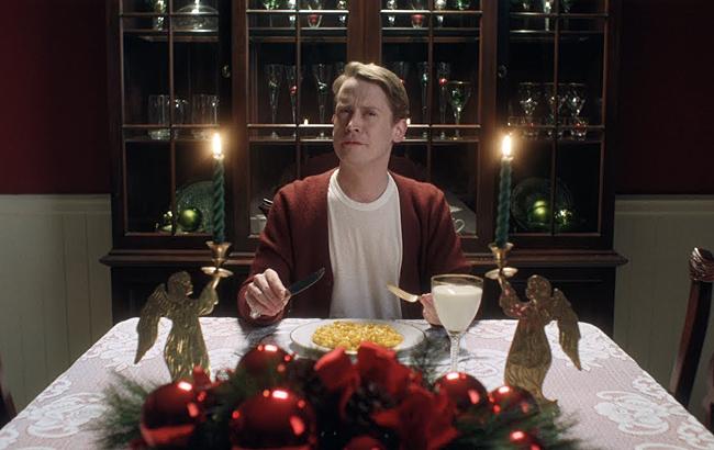 Маколей Калкин повторил культовые сцены из фильма "Один дома"