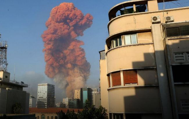 В Бейруте произошло два мощных взрыва: ударная волна разрушила полгорода