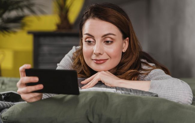 Почему мы "залипаем" на странные видео в соцсетях: смешные животные, стирка ковров и другие рилсы