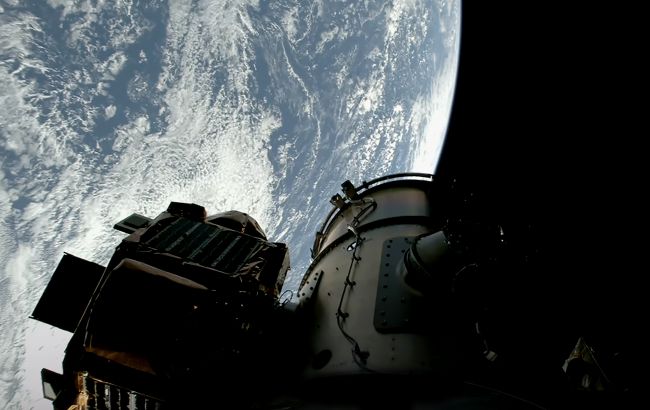 Приватний космічний корабель "загубився" на відстані 300 000 км від Землі та не виходить на зв'язок