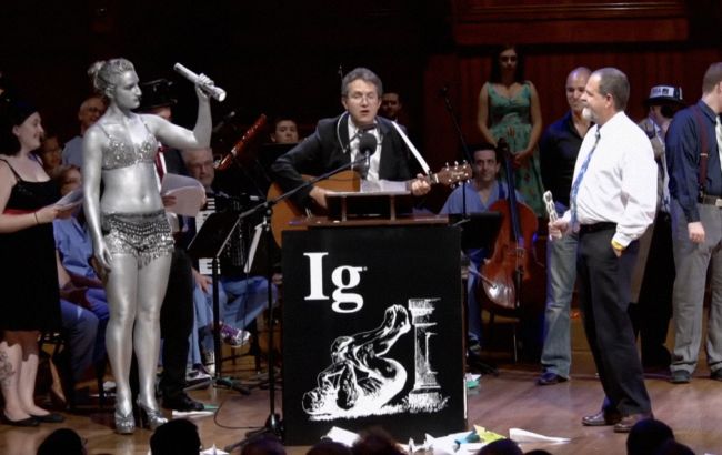 Шнобелевская премия 2021: "кошачий" язык, антиударная борода и тараканы на подводных лодках