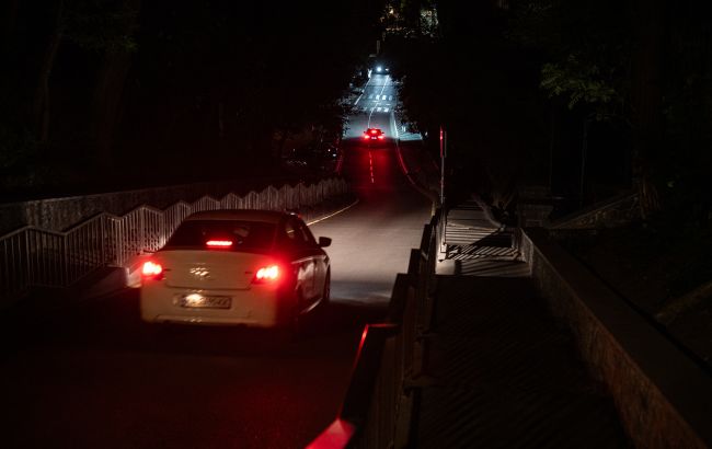 У поліції нагадали пішоходам, як залишатись помітними для водіїв у темний час доби