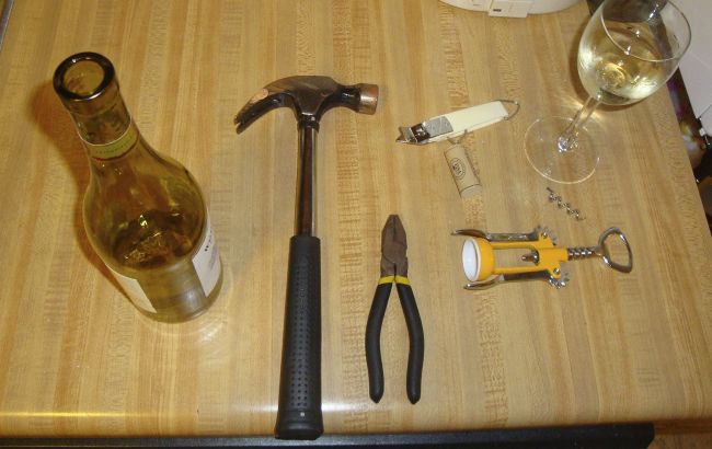 Як легко відкрити вино, якщо під рукою немає штопора: цікаві та незвичайні методи
