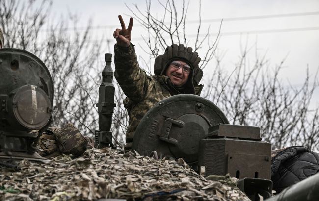 Під Бахмутом бійці одним пострілом знищили склад БК та техніку окупантів (відео)