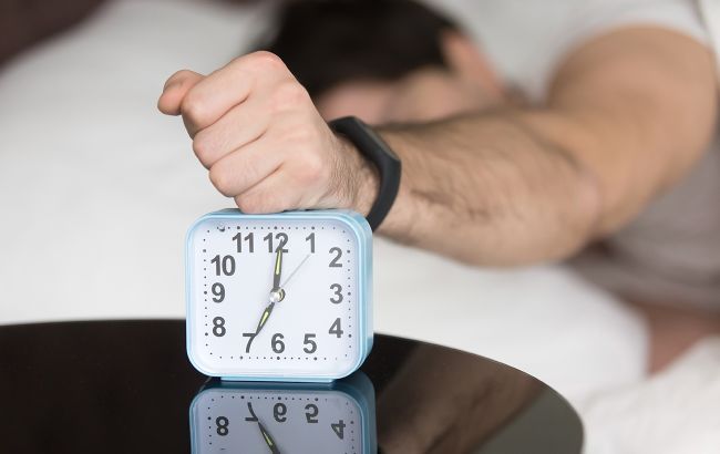 Стоит ли с утра выключать будильник и досыпать: объяснение врача