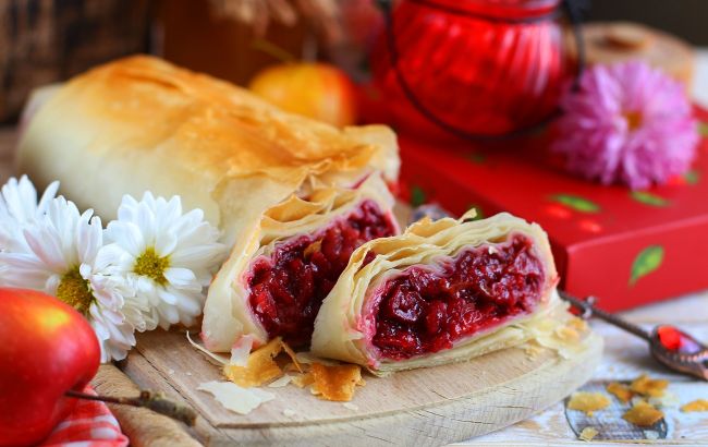 Що приготувати з тіста філо? Цей вишневий штрудель за рецептом Клопотенка вразить усіх гостей