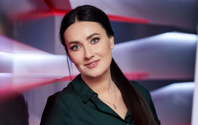 Соломия Витвицкая сияет своей фирменной улыбкой на обложке модного глянца (фото)